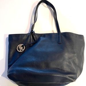 MICHAEL KORS•navy blue pebble leather large tote bag EUC